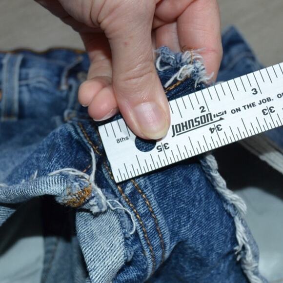 Levi's 501 Distressed Woman's High Waisted Shorty Jean Shorts Size 24 - Picture 8 of 14